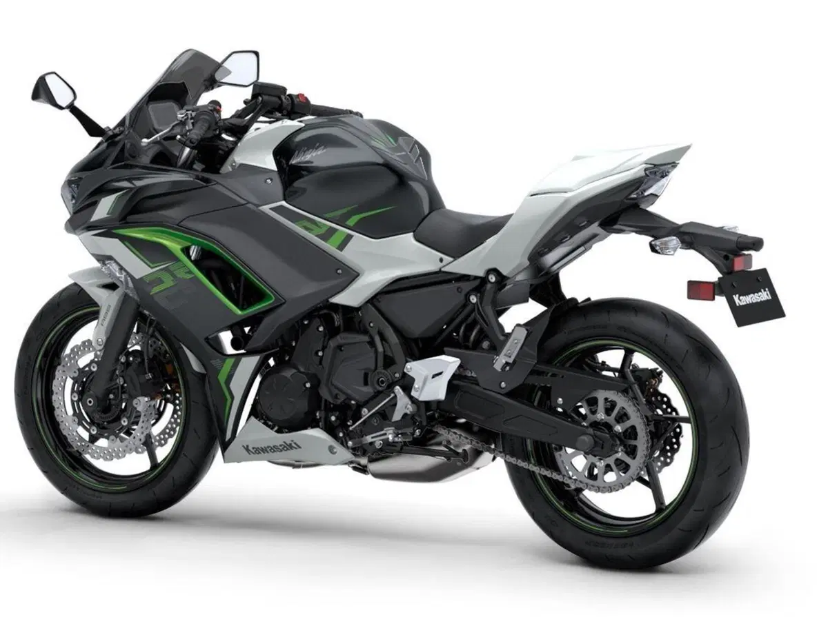 Kawasaki Ninja 650, le nuove colorazione 2022 e la “Performance” (5)
