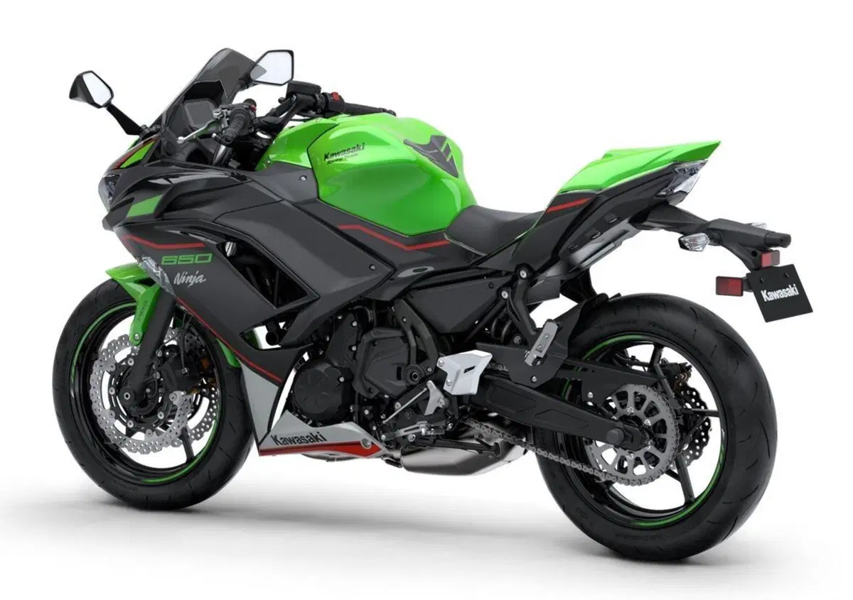 Kawasaki Ninja 650, le nuove colorazione 2022 e la “Performance” (2)