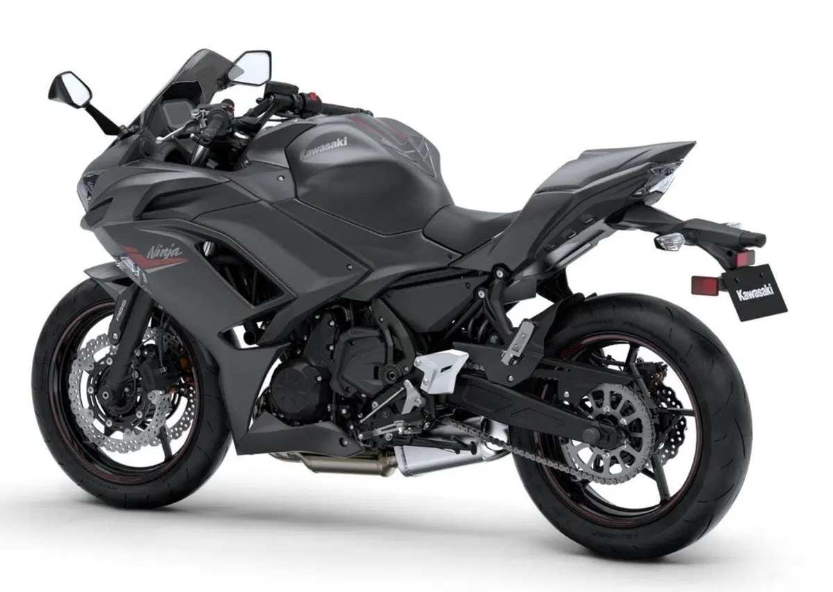 Kawasaki Ninja 650, le nuove colorazioni 2022 e la “Performance” (11)
