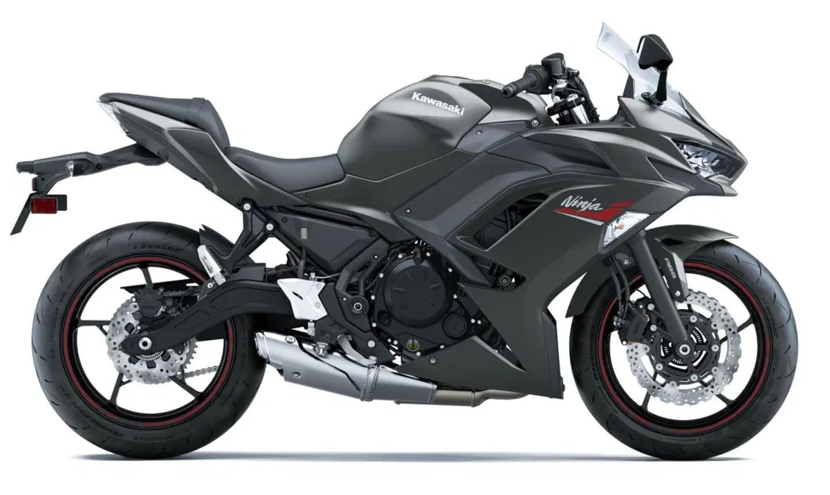 Kawasaki Ninja 650, le nuove colorazioni 2022 e la “Performance” (10)