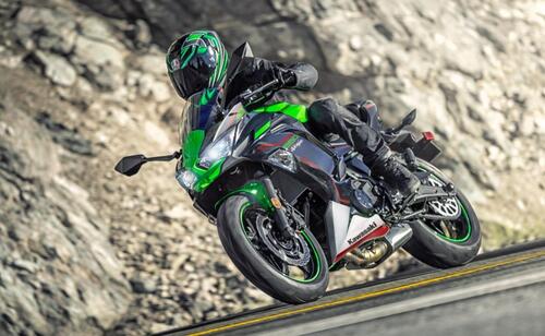 Kawasaki Ninja 650, le nuove colorazioni 2022 e la “Performance”