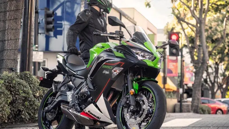 Kawasaki Ninja 650, le nuove colorazioni 2022 e la &ldquo;Performance&rdquo;