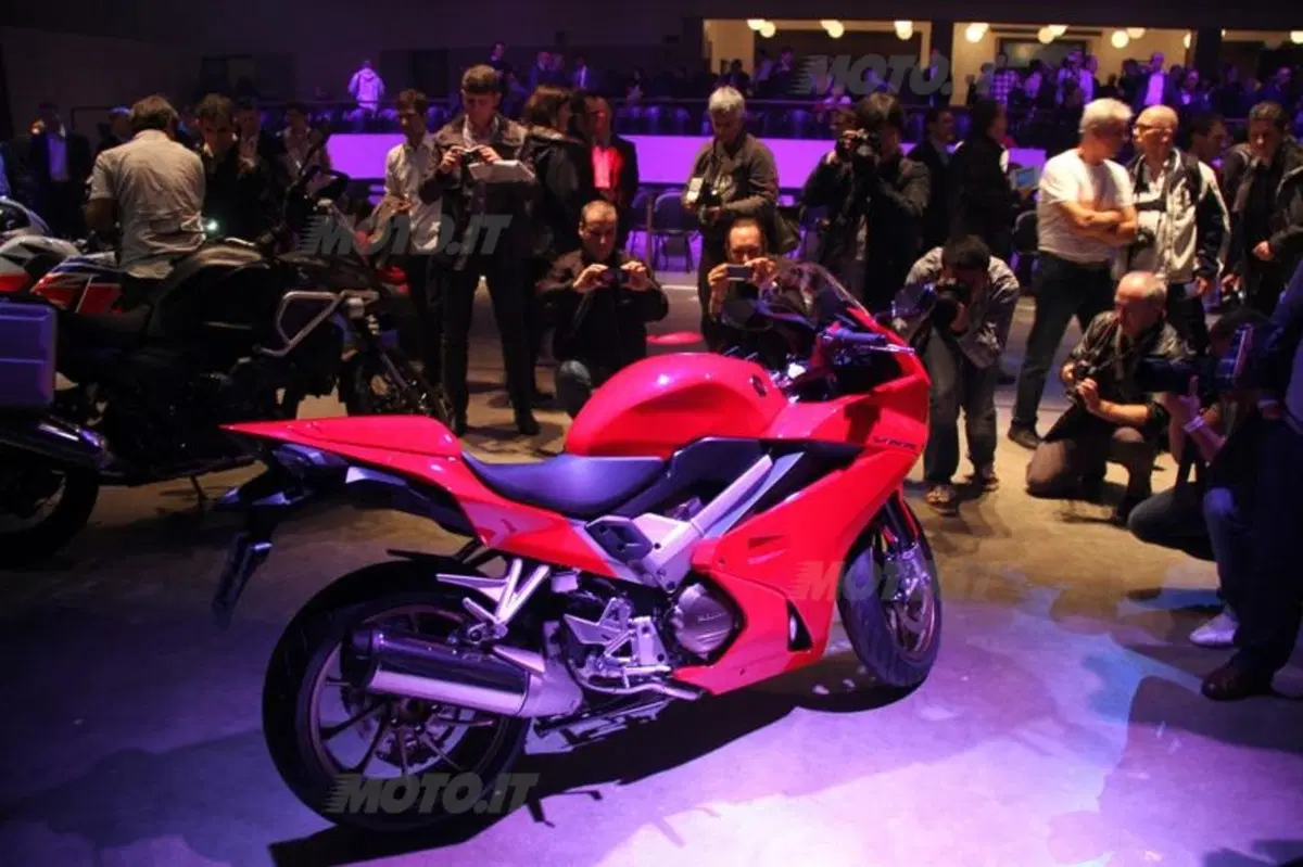 EICMA 2013. Honda VFR800F 2014