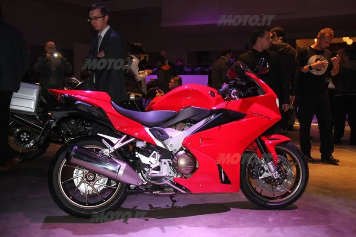 EICMA 2013. Honda VFR800F 2014 (4)