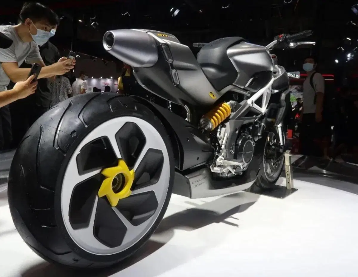 Zongshen Cyclone RA9. La maxi un po' Aprilia Shiver (11)