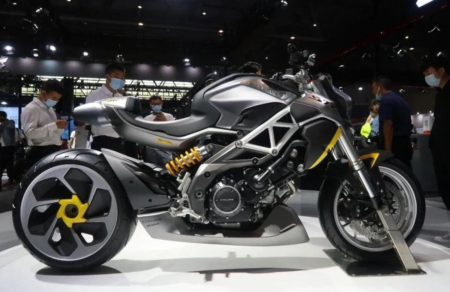 Zongshen Cyclone RA9. La maxi un po' Aprilia Shiver