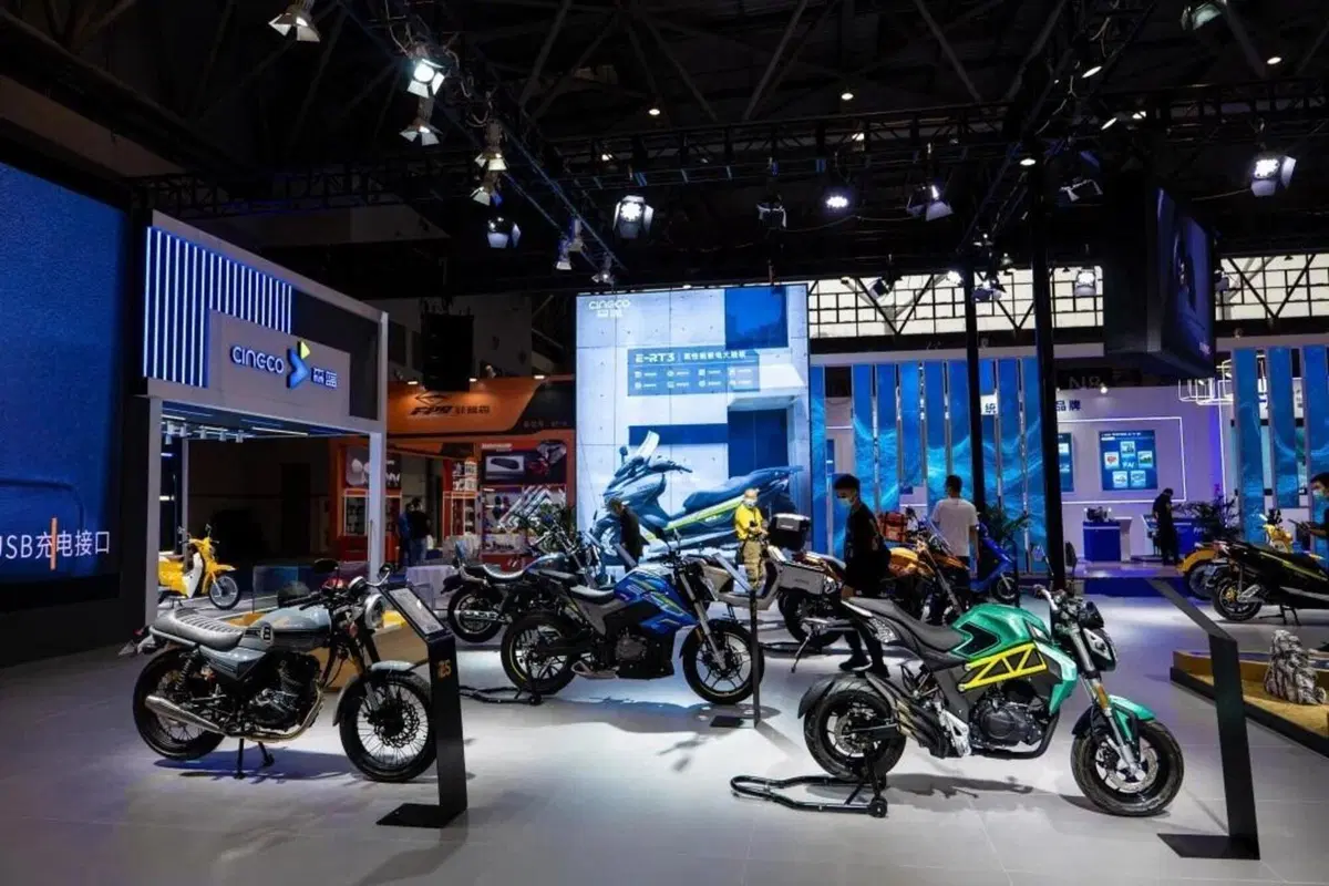 Zongshen Cyclone RA9. La maxi un po' Aprilia Shiver (13)