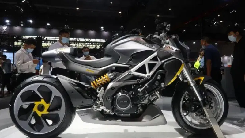 Zongshen Cyclone RA9. La maxi un po' Aprilia Shiver
