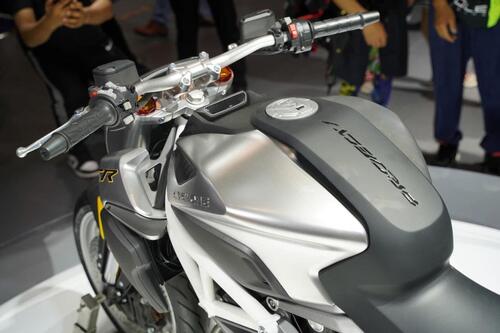 Zongshen Cyclone RA9. La maxi un po' Aprilia Shiver (4)