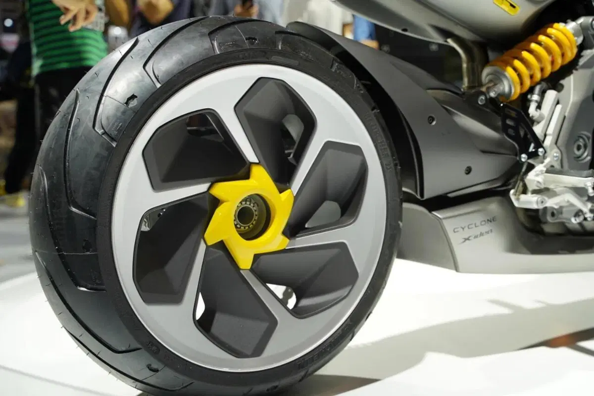 Zongshen Cyclone RA9. La maxi un po' Aprilia Shiver (9)