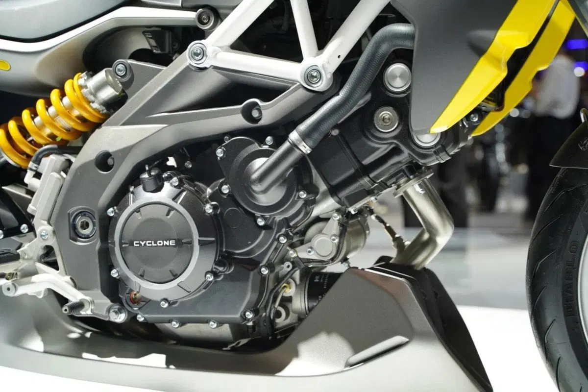 Zongshen Cyclone RA9. La maxi un po' Aprilia Shiver (6)