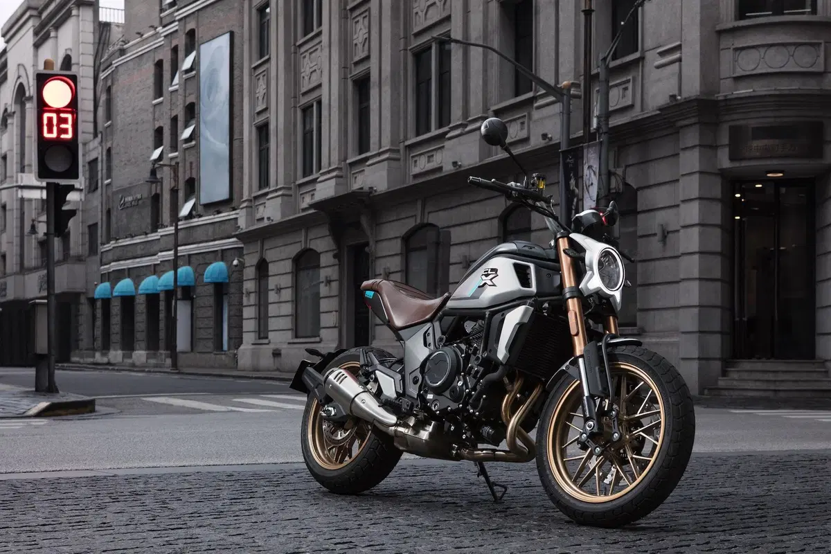 CF Moto 700 CL-X Heritage. Foto, informazioni, prezzo (2)