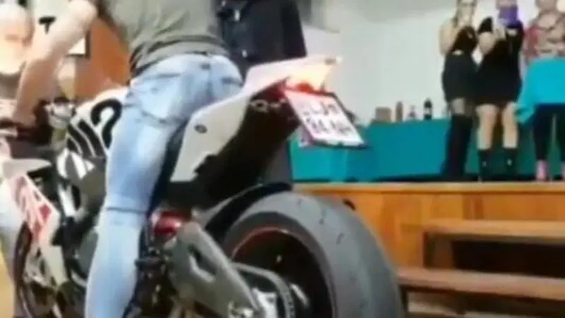 Basta una Aprilia per trasformare un tavolo in un missile [VIDEO VIRALE]