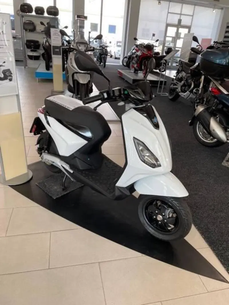 Piaggio 1 Active (2022 - 26) (5)