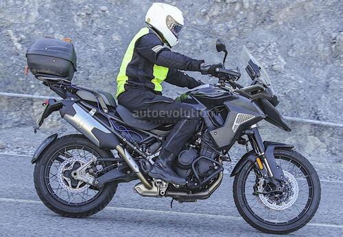 Nuova Triumph Tiger 1200: le foto spia su strada (6)