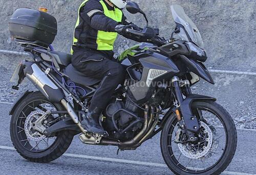 Nuova Triumph Tiger 1200: le foto spia su strada (4)