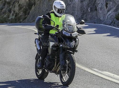 Nuova Triumph Tiger 1200: le foto spia su strada (3)