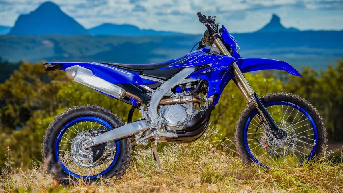 Yamaha WR250F e WR450F 2022. Cambiano così le due enduro 
