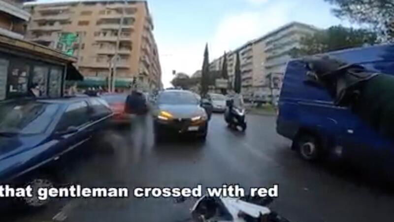 Anziano attraversa col rosso e il motociclista cade. Il video scatena la discussione sui social [VIDEO VIRALE]