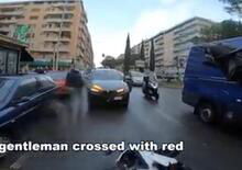 Anziano attraversa col rosso e il motociclista cade. Il video scatena la discussione sui social [VIDEO VIRALE]