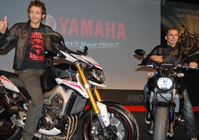 EICMA 2013: Valentino Rossi e Jorge Lorenzo presentano le nuove Yamaha 