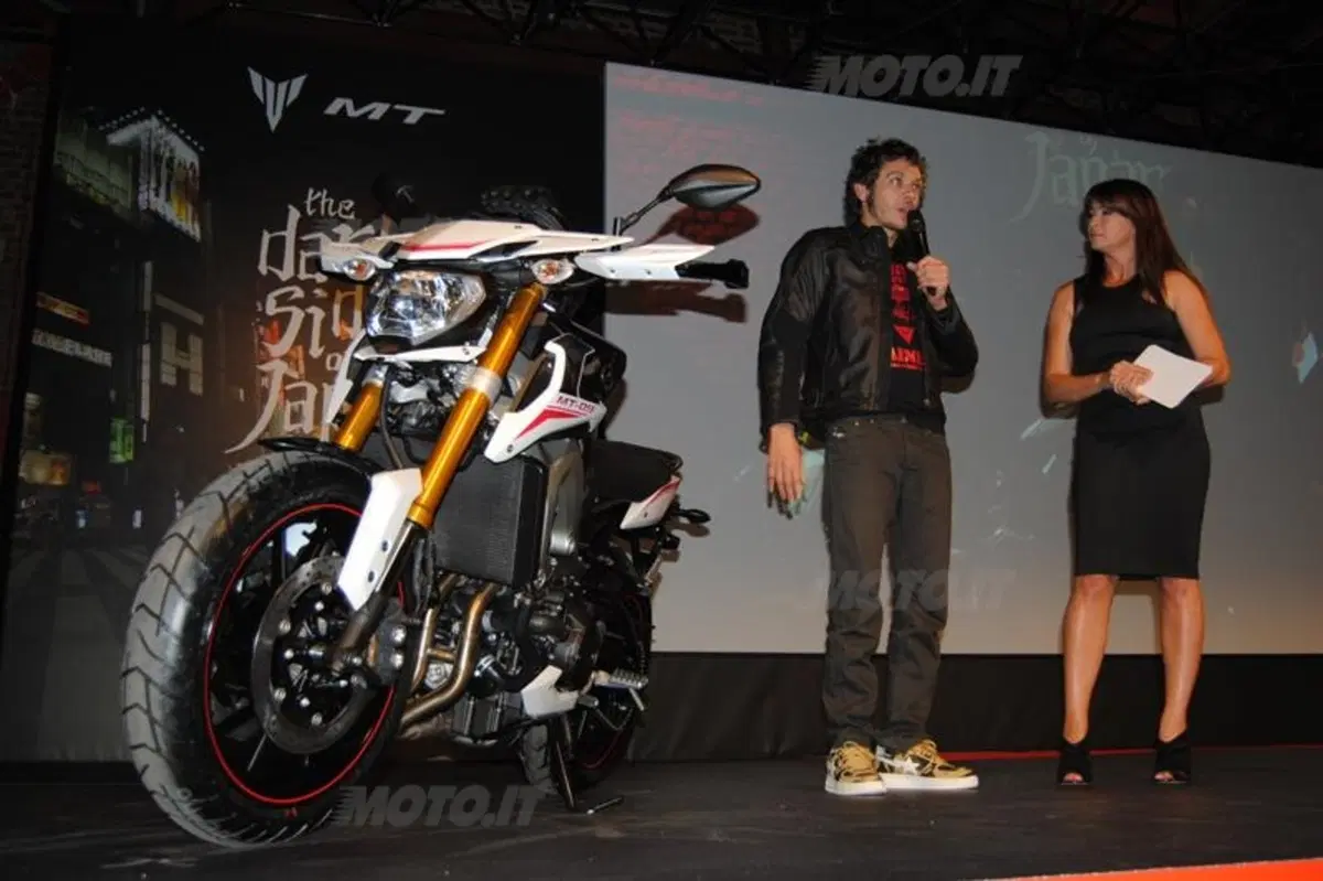 EICMA 2013: Valentino Rossi e Jorge Lorenzo presentano le nuove Yamaha 
