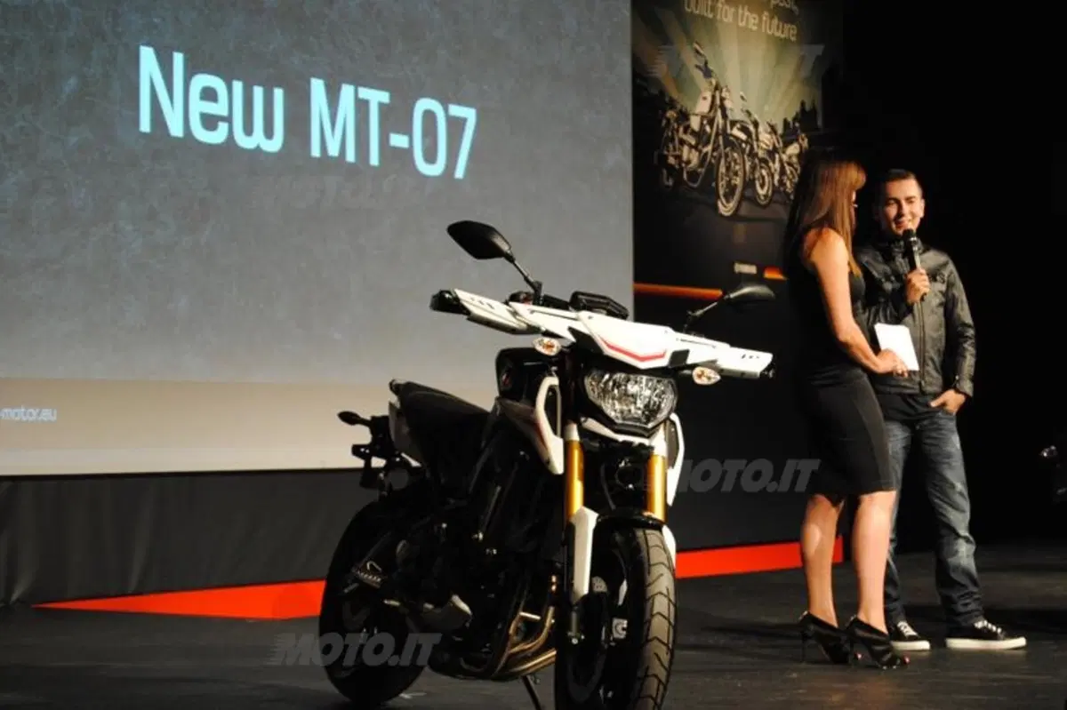 EICMA 2013: Valentino Rossi e Jorge Lorenzo presentano le nuove Yamaha  (4)