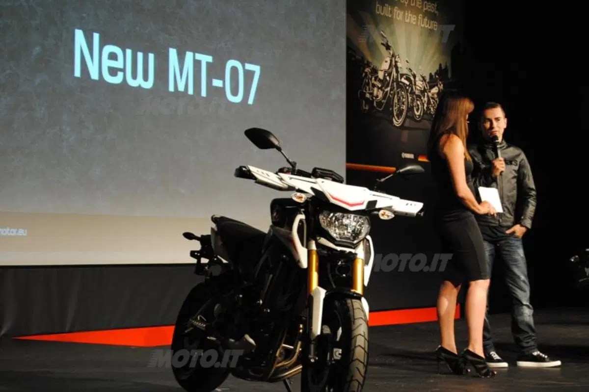 EICMA 2013: Valentino Rossi e Jorge Lorenzo presentano le nuove Yamaha  (5)