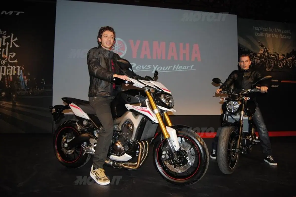 EICMA 2013: Valentino Rossi e Jorge Lorenzo presentano le nuove Yamaha  (7)