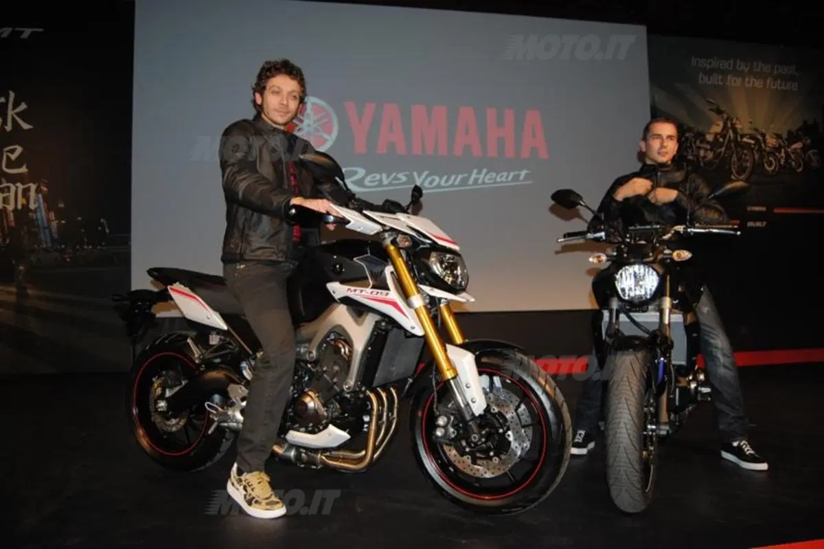 EICMA 2013: Valentino Rossi e Jorge Lorenzo presentano le nuove Yamaha  (8)