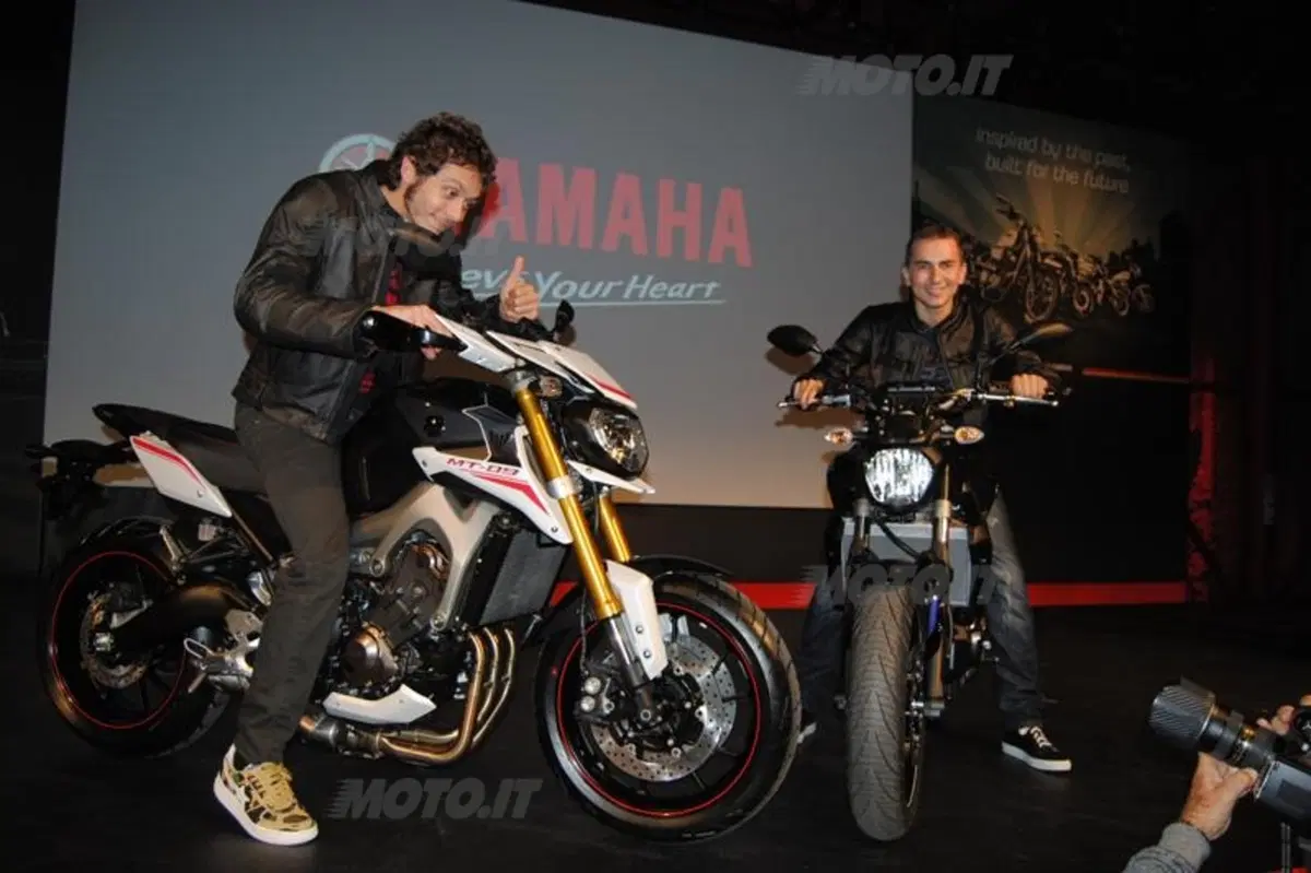 EICMA 2013: Valentino Rossi e Jorge Lorenzo presentano le nuove Yamaha  (9)