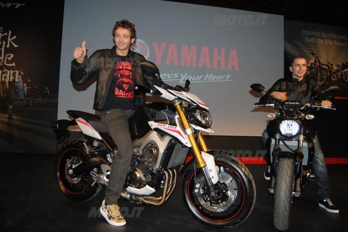 EICMA 2013: Valentino Rossi e Jorge Lorenzo presentano le nuove Yamaha  (10)
