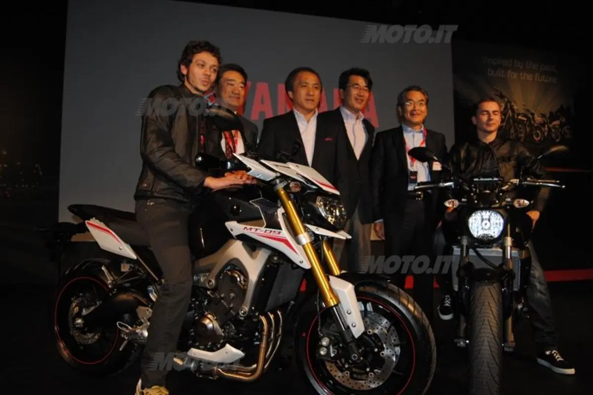 EICMA 2013: Valentino Rossi e Jorge Lorenzo presentano le nuove Yamaha  (11)