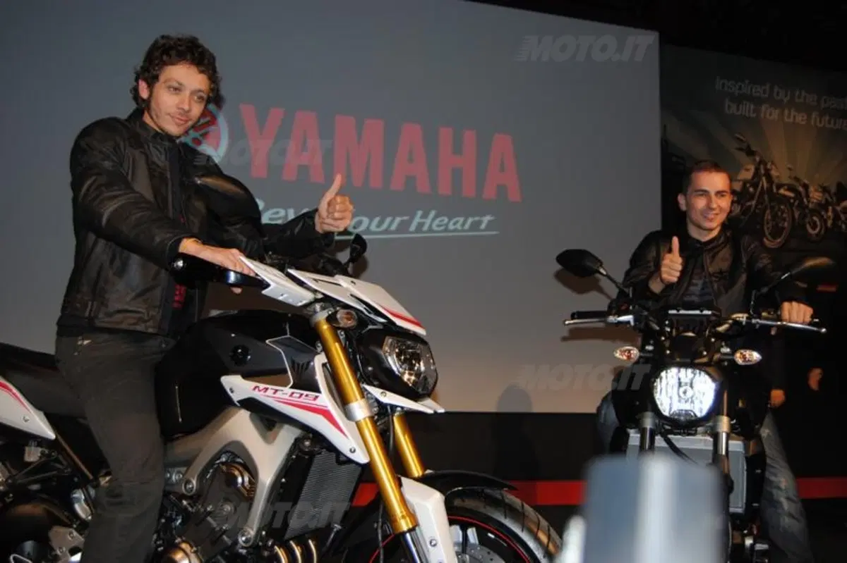 EICMA 2013: Valentino Rossi e Jorge Lorenzo presentano le nuove Yamaha  (12)