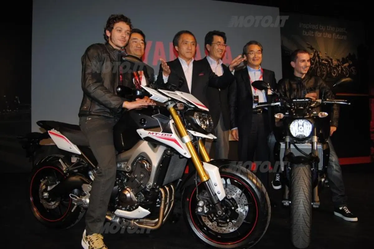 EICMA 2013: Valentino Rossi e Jorge Lorenzo presentano le nuove Yamaha  (13)