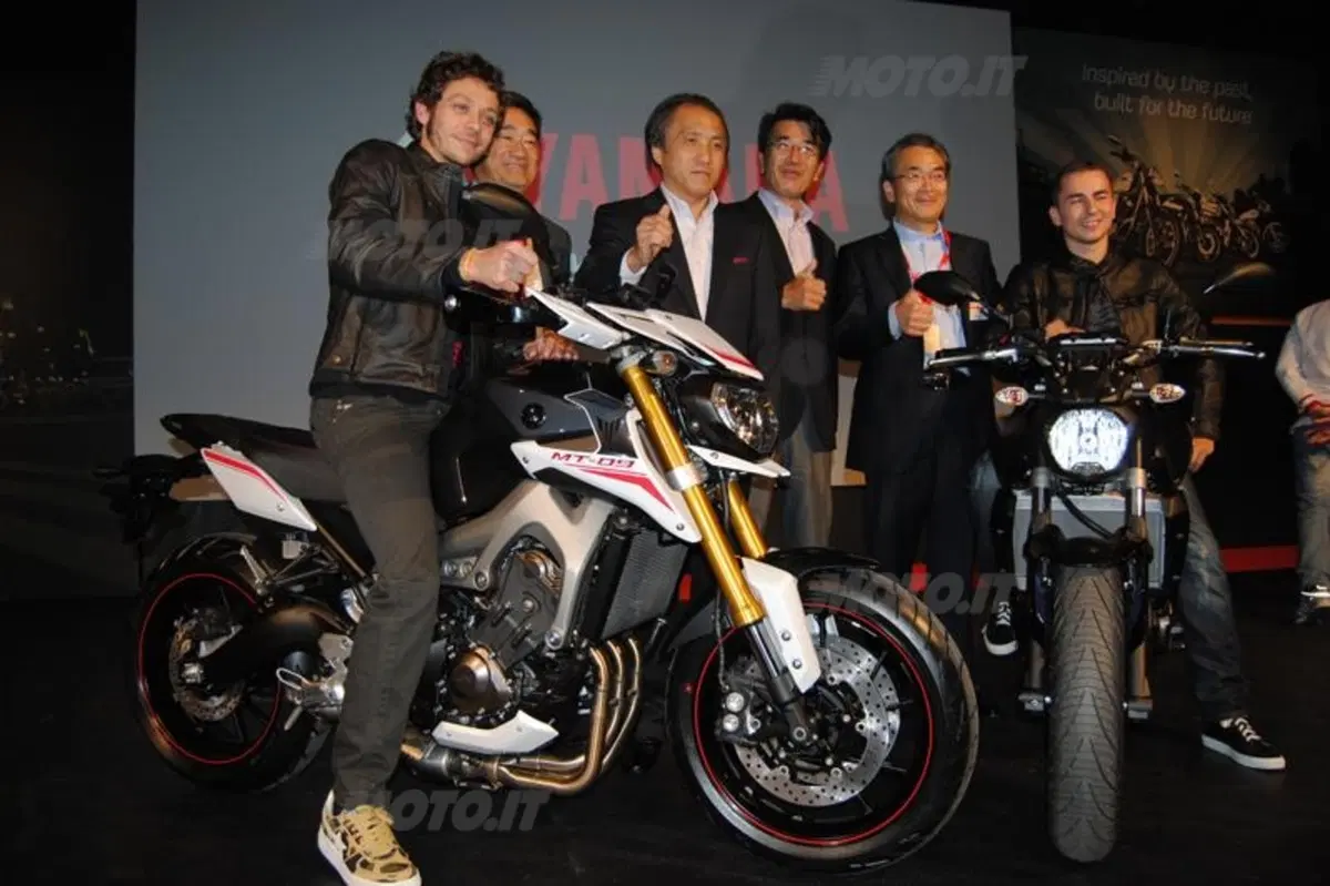 EICMA 2013: Valentino Rossi e Jorge Lorenzo presentano le nuove Yamaha  (14)