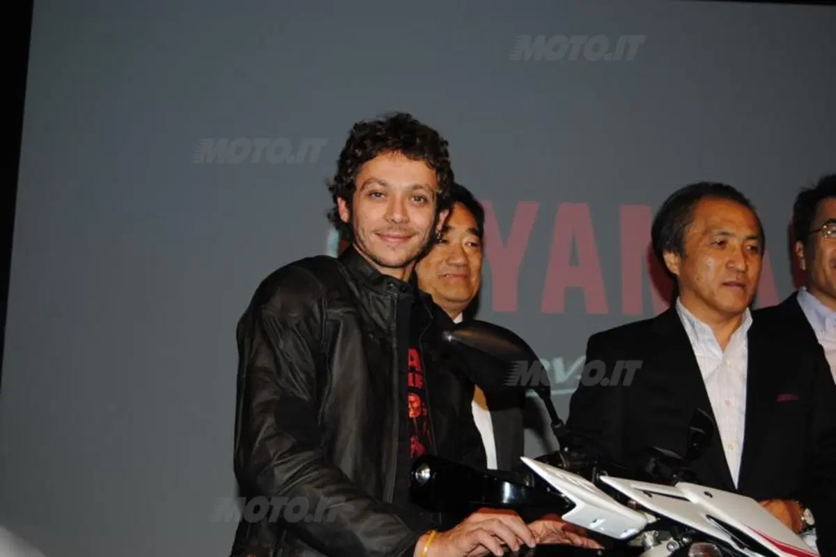 EICMA 2013: Valentino Rossi e Jorge Lorenzo presentano le nuove Yamaha  (16)