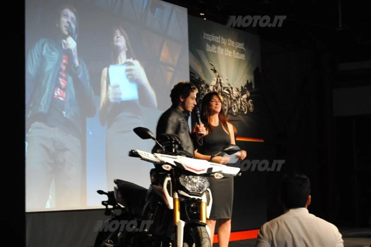 EICMA 2013: Valentino Rossi e Jorge Lorenzo presentano le nuove Yamaha  (17)