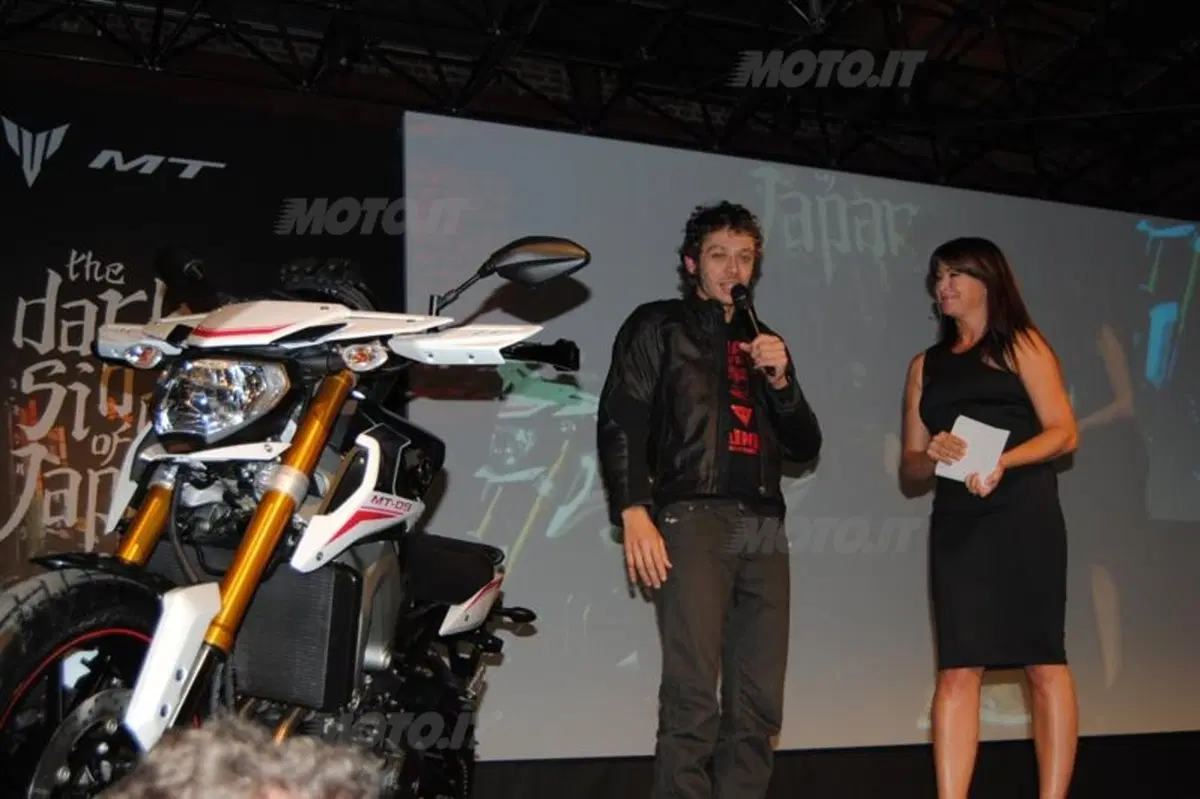 EICMA 2013: Valentino Rossi e Jorge Lorenzo presentano le nuove Yamaha  (18)