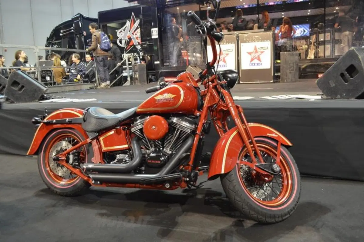 Steven Tyler ad EICMA in sella ad una Dirico Speedster
