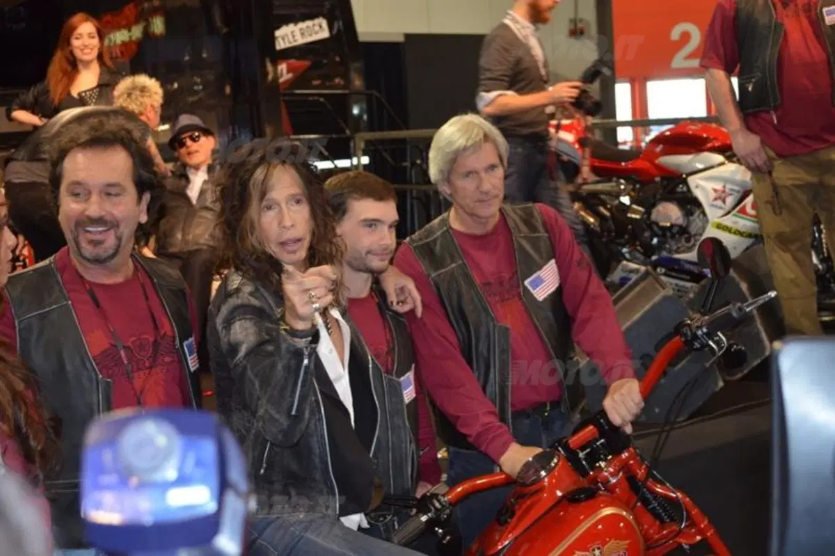 Steven Tyler ad EICMA in sella ad una Dirico Speedster (2)