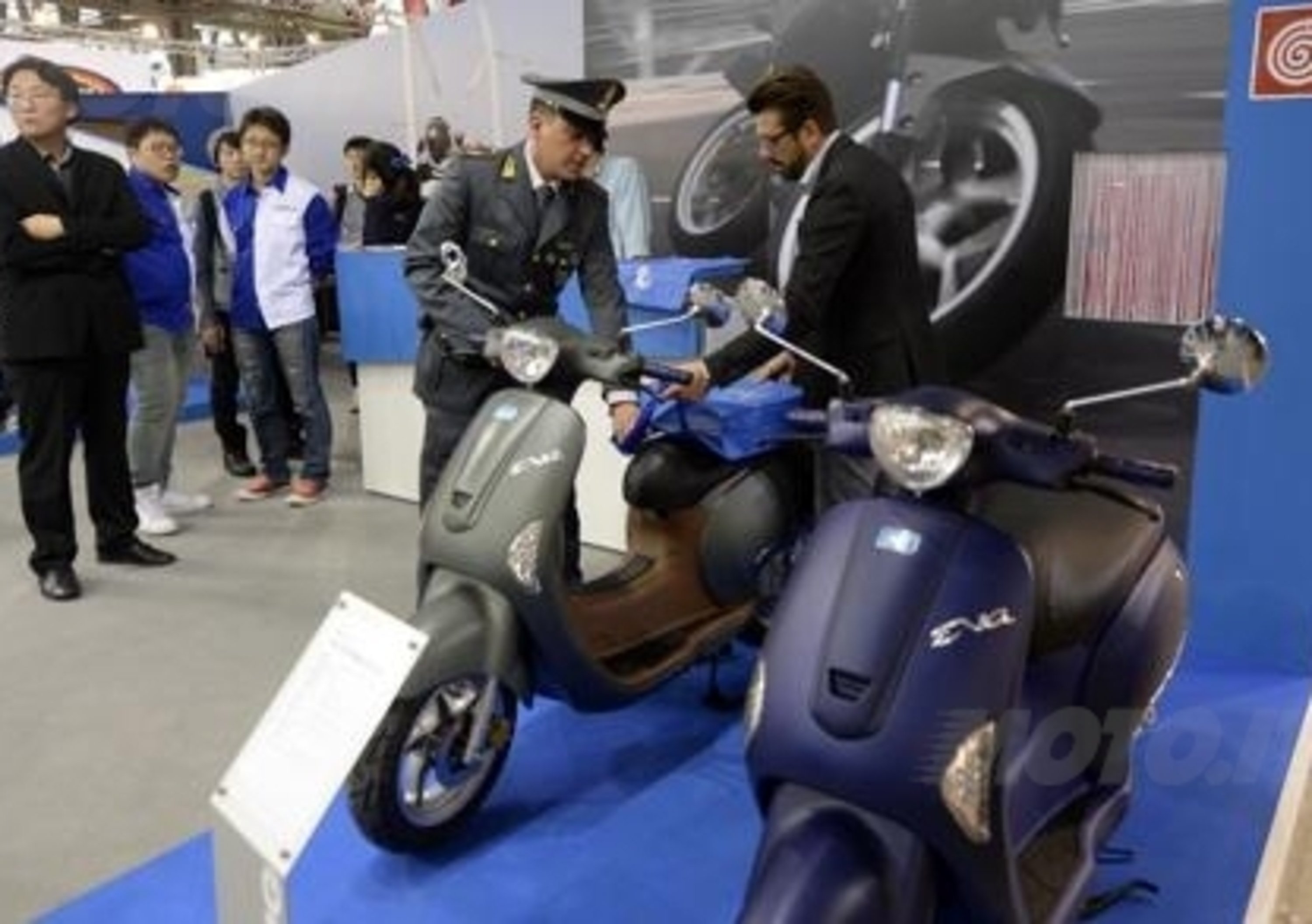 EICMA 2013: Sequestrate dalla Finanza 11 scooter copie della Vespa