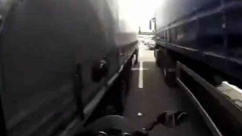 Camion appaiati e motociclista frettoloso: non poteva andare peggio [VIDEO VIRALE]