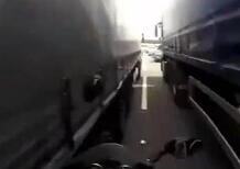 Camion appaiati e motociclista frettoloso: non poteva andare peggio [VIDEO VIRALE]