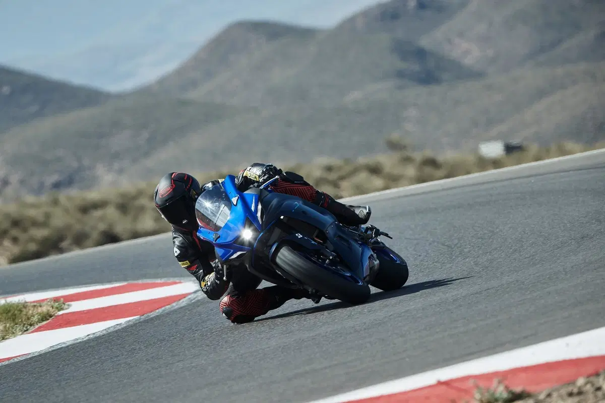 Yamaha R7 (4)