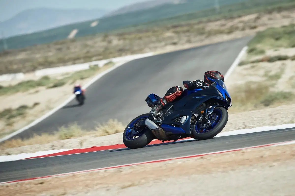 Yamaha R7 (6)