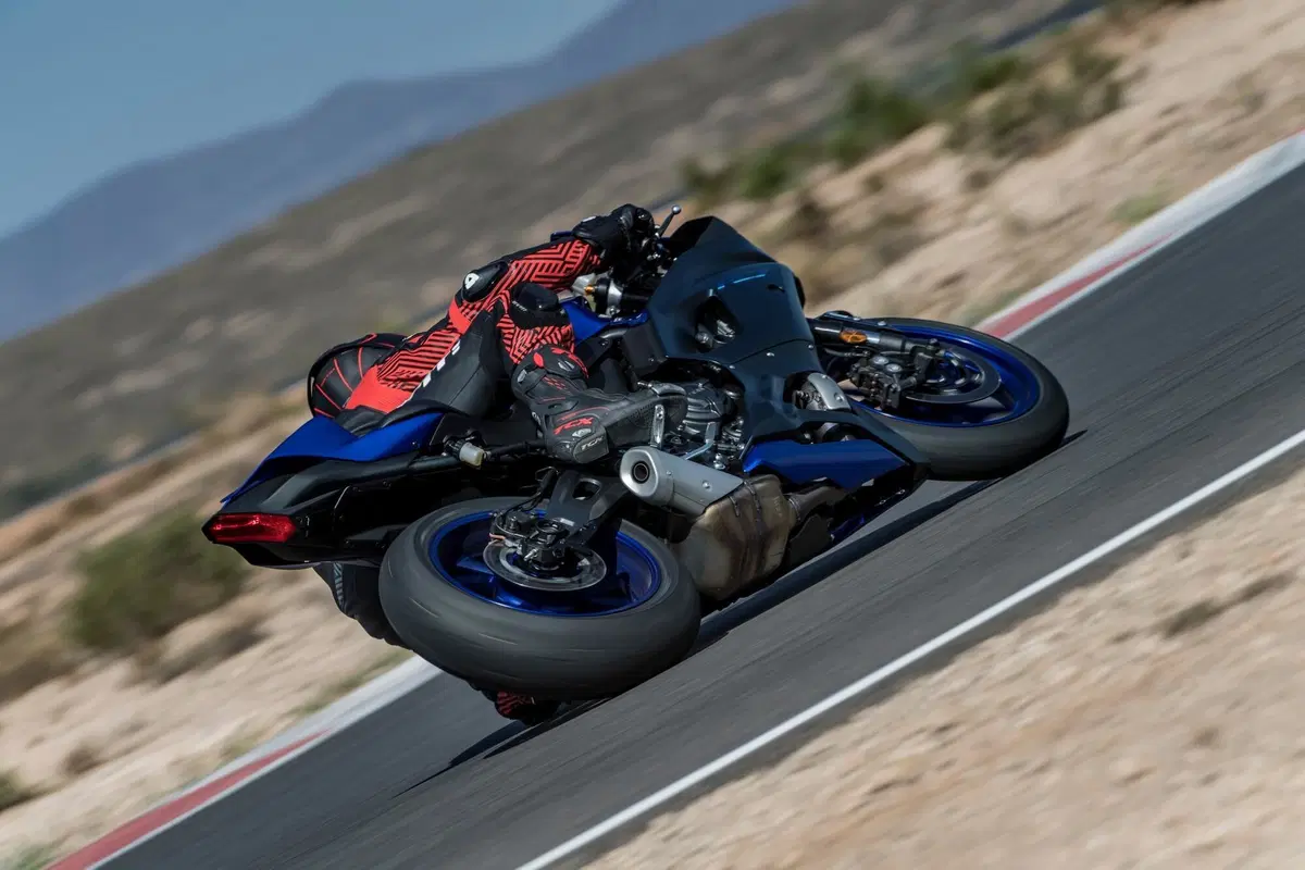 Yamaha R7 (8)