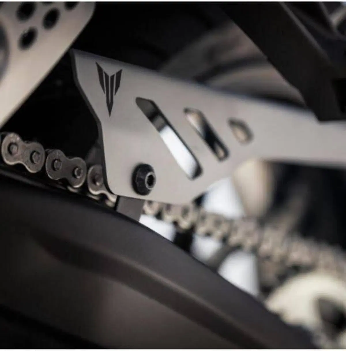 PROTEZIONE CATENA per MT-07 Yamaha (2)