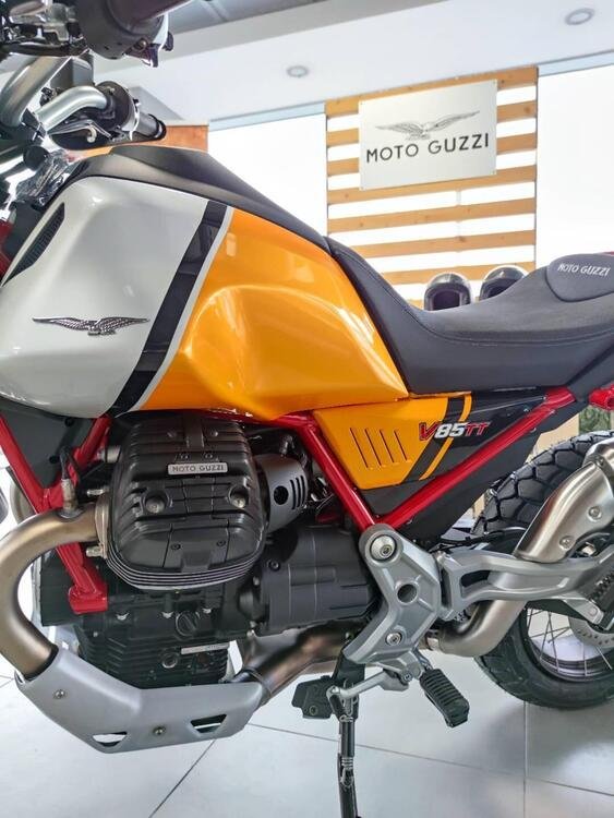 Moto Guzzi V85 TT Evocative Graphics (2021 - 23) (5)
