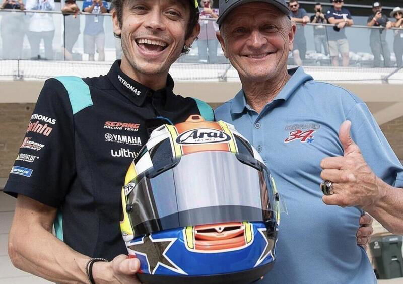 Valentino Rossi e la top 11 dei suoi caschi. Ma il dono di Kevin Schwantz &egrave; insuperabile